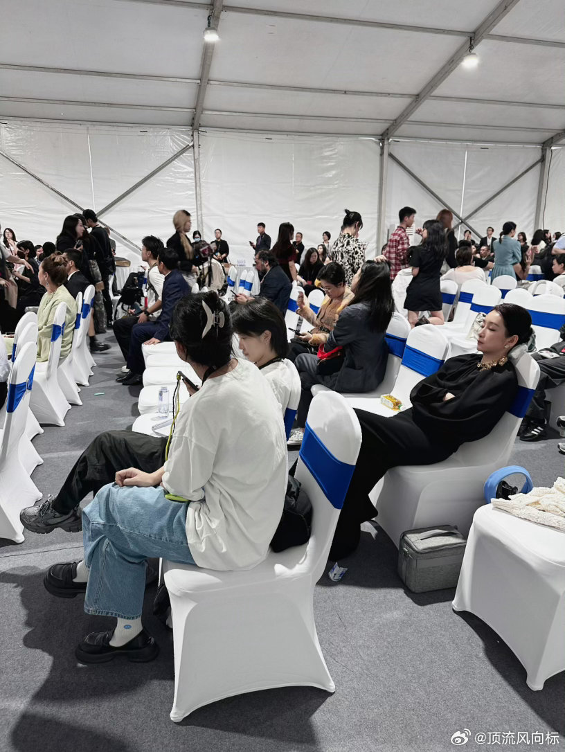 秦海璐今天保证不睡着 秦海璐一身优雅黑裙造型亮相微博电影之夜，她发博说“今天保证