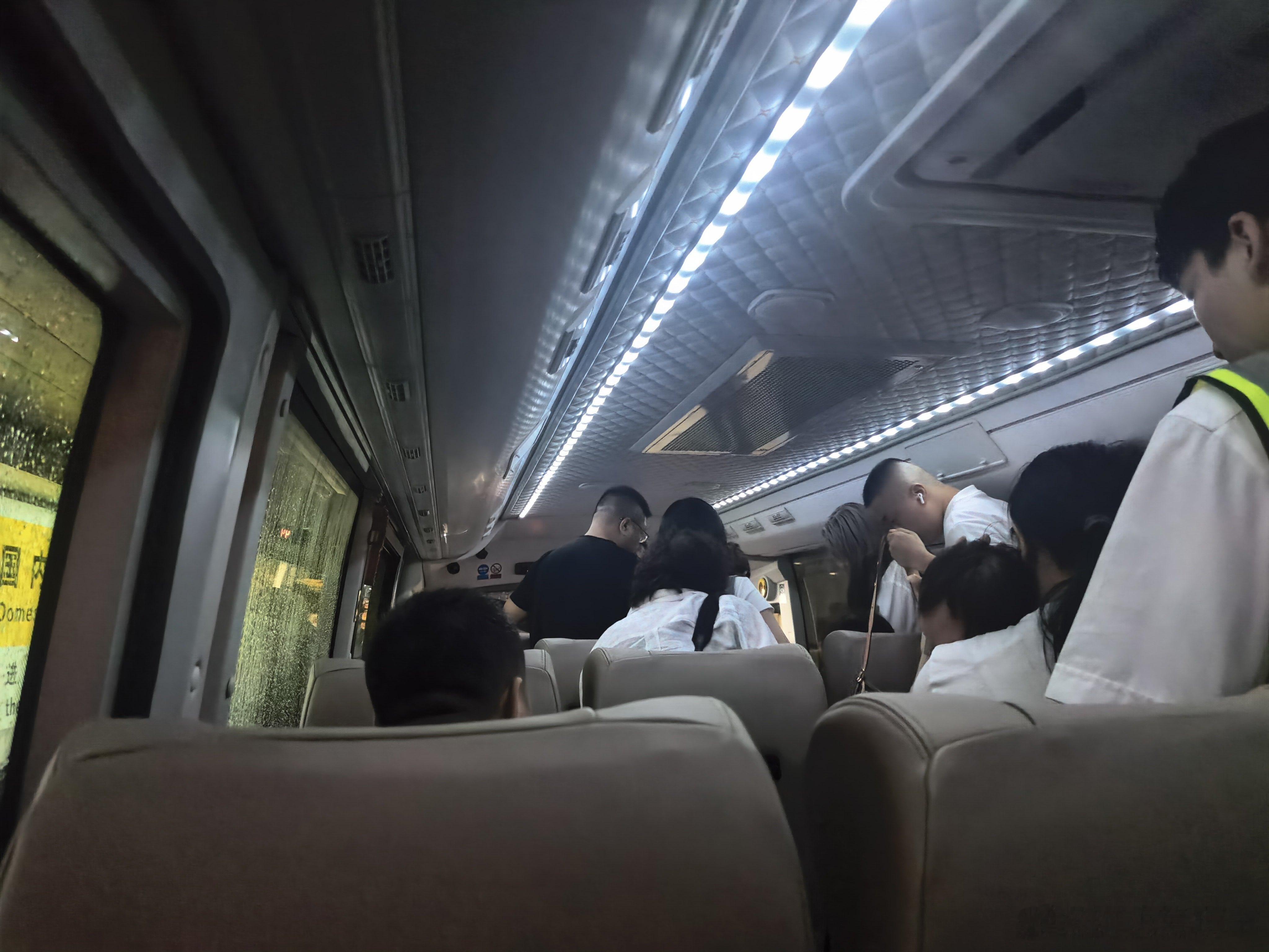 南航在深圳机场的商务舱的机场摆渡车，你换纯电大巴就算了，还请了个油门刹车跟开碰碰