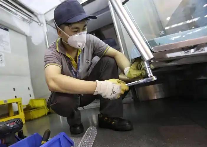 青鸟出征，寸草不生！台北拆地铁座椅扯″为解放军搭乘进城准备″，岛内网友：“什么军