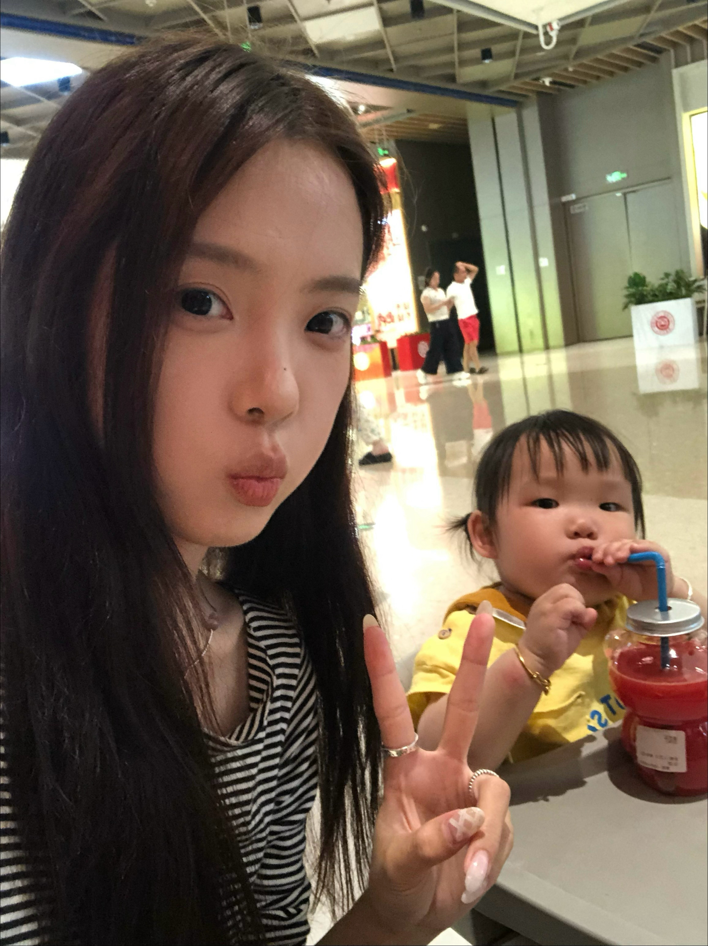 不是自己生的人类幼崽有时候真的很可爱哈哈哈哈（自己生就算了） ​​​