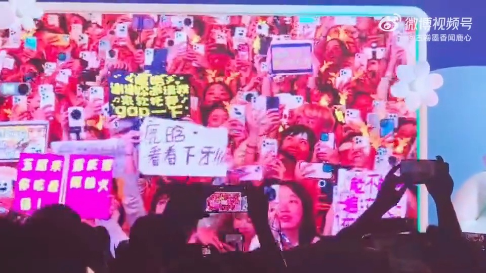 鹿晗给粉丝看下牙既然鹿晗这么有求必应，那我可就提要求了
