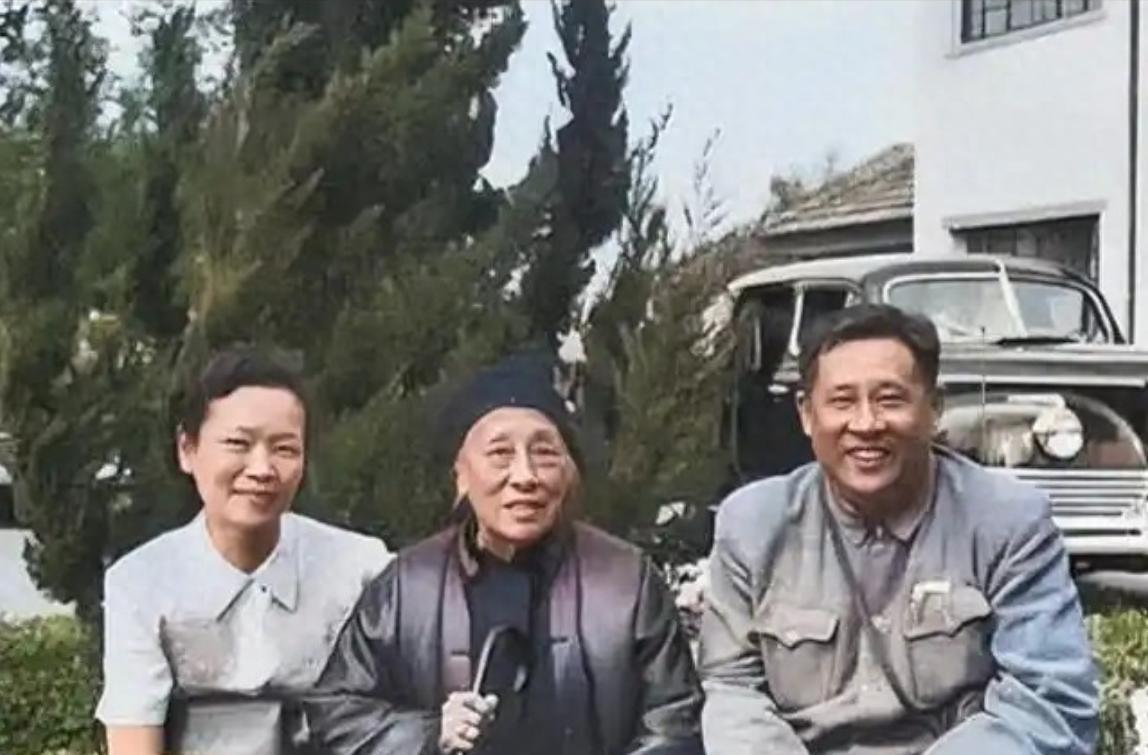 六十年代的珍贵家庭合影：廖承志夫妇与何香凝同框，儿媳手挽婆婆，温馨亲密关系令人感