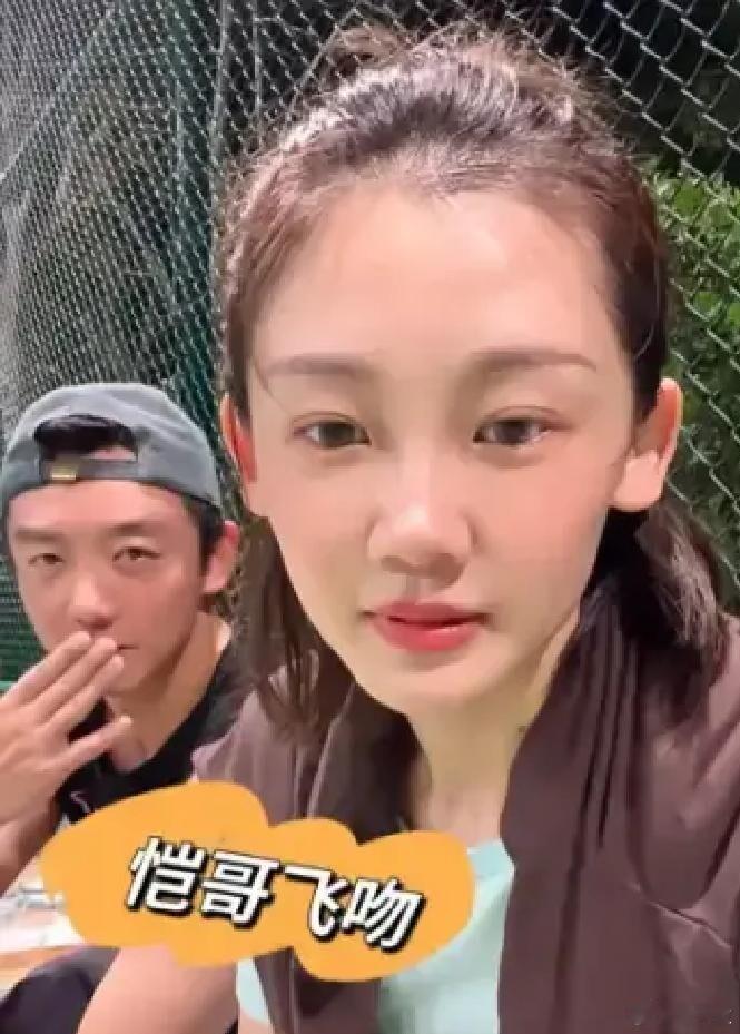 郑恺最近在节目里半开玩笑半认真地说，他媳妇苗苗是易孕体质，两人刚在一起不久就怀孕