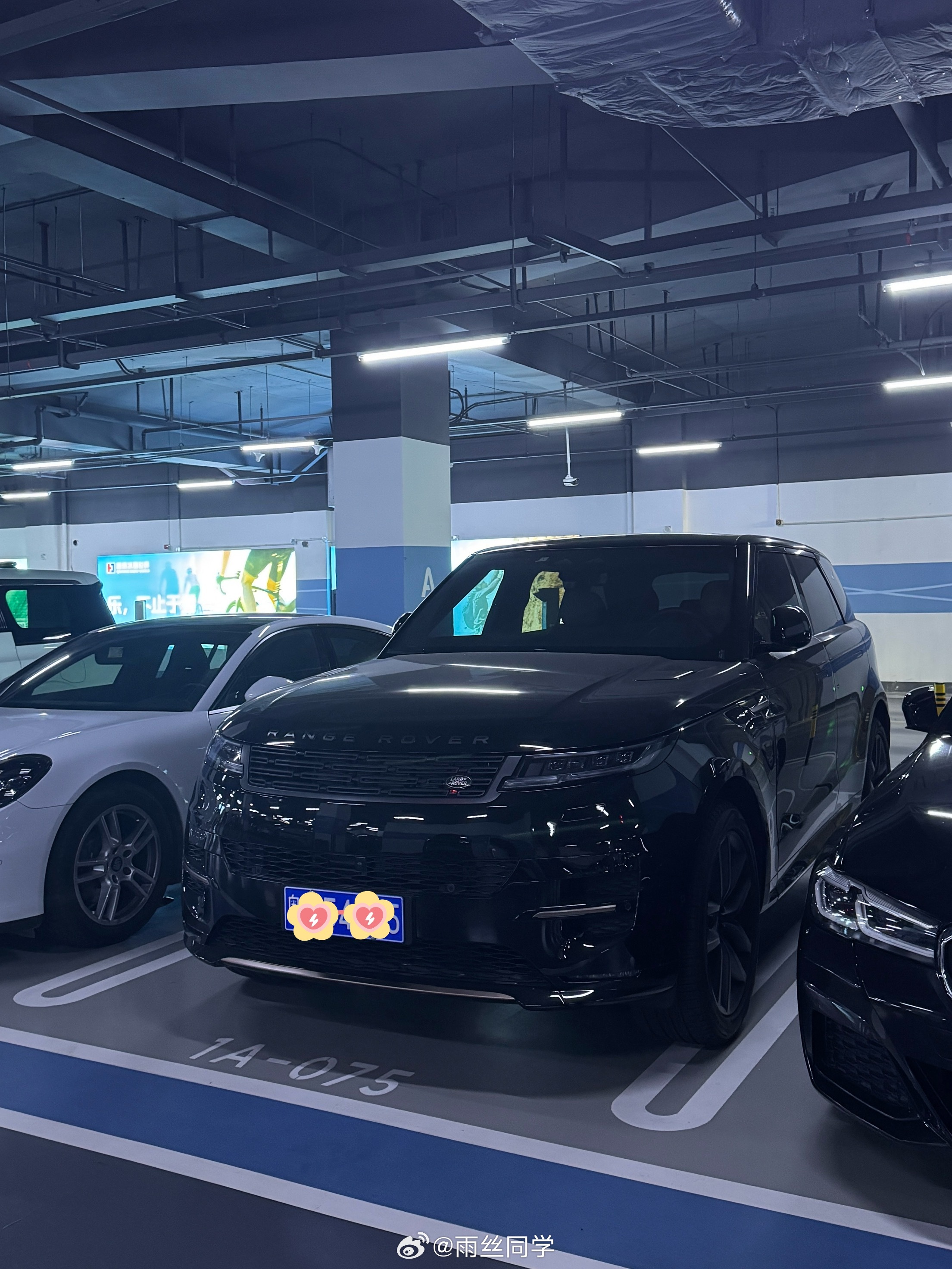 今天来华发修雪板，顺便看看滑雪的都开什么车。话说后三台，真的能放下雪板吗？那他一