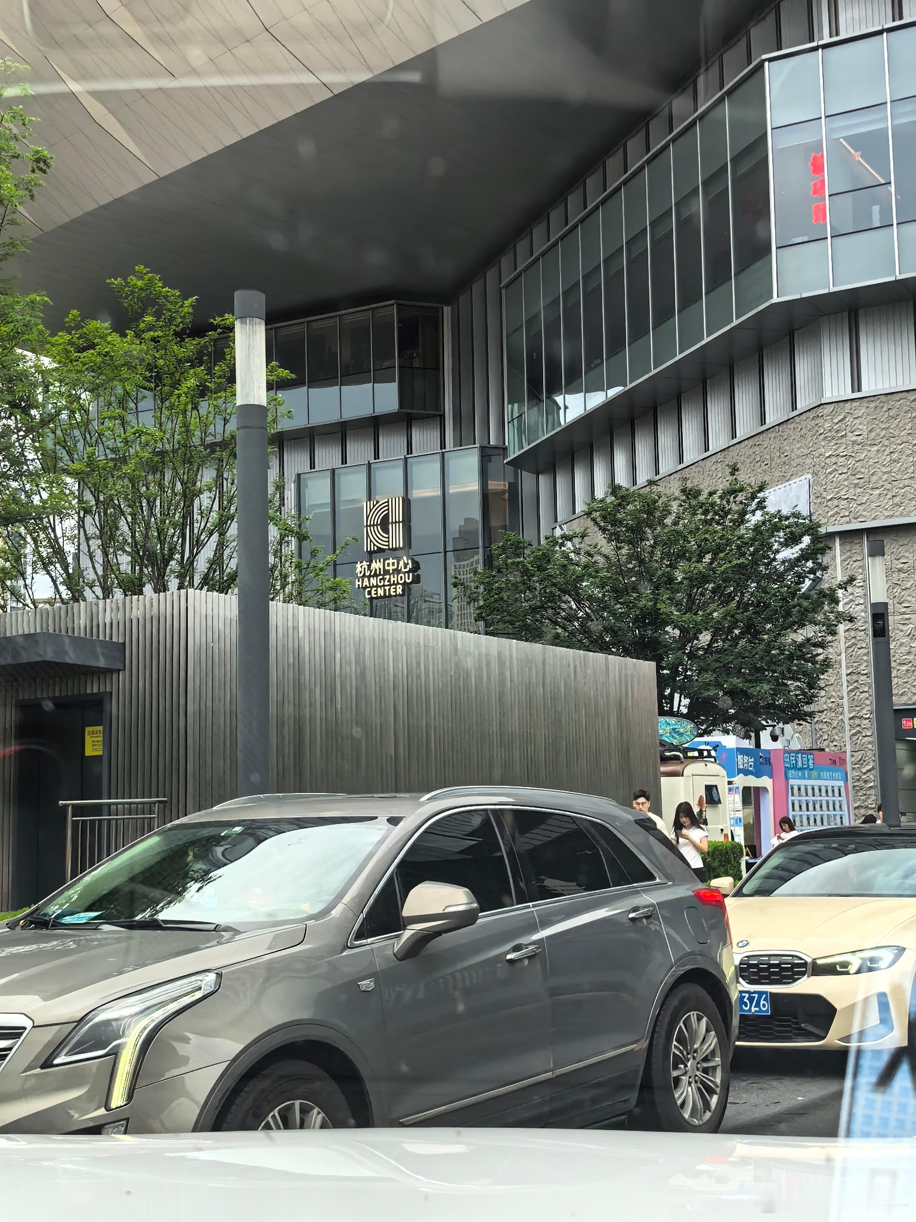 六层地下车库找车位硬是找了快一个小时[允悲] ​​​