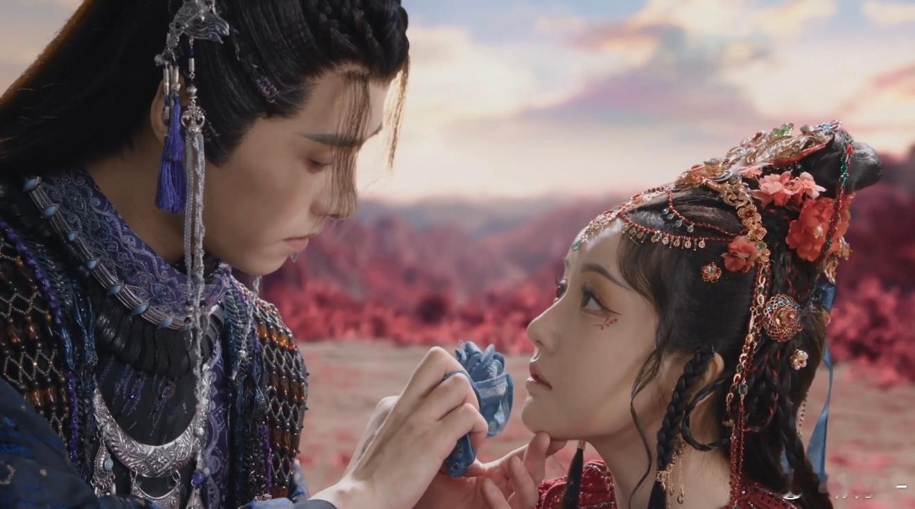 姜贞羽戴着妙脆角就开大了姜贞羽一进入打戏状态，连指套擦过剑刃带起寒光的画面都超带