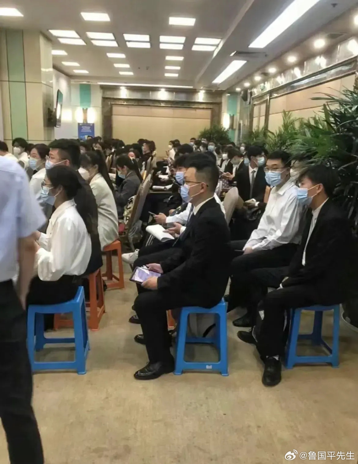 听说这已经是公务员面试不成文的规定了！1.出场顺序很重要。上午八点半开始面试，第
