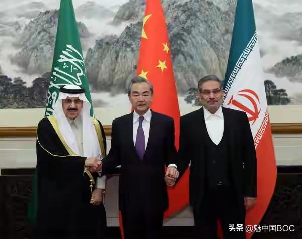 美国联合以色列猛轰伊朗，中东又打成一锅粥。可别忘了，两年前中国硬是把伊朗和沙特这