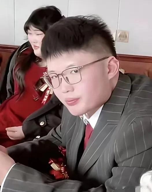 大衣哥要注意了，新女婿看起来人狠话不多，高人说他面相腮帮骨突出、耳后见腮、唇不露