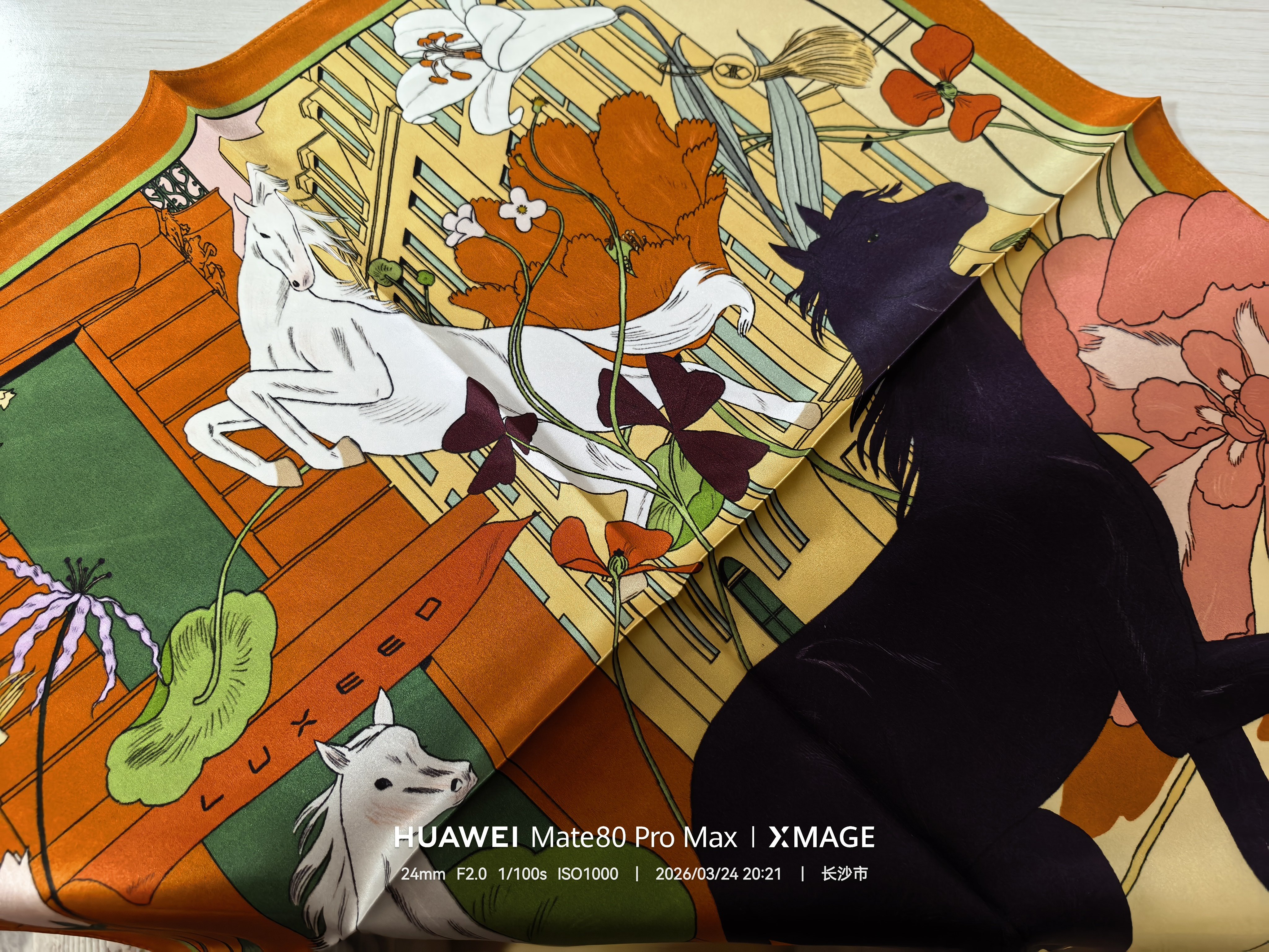 智界马年礼盒好有品是爱马仕插画师Karlotta Freier手绘的马年图案的丝