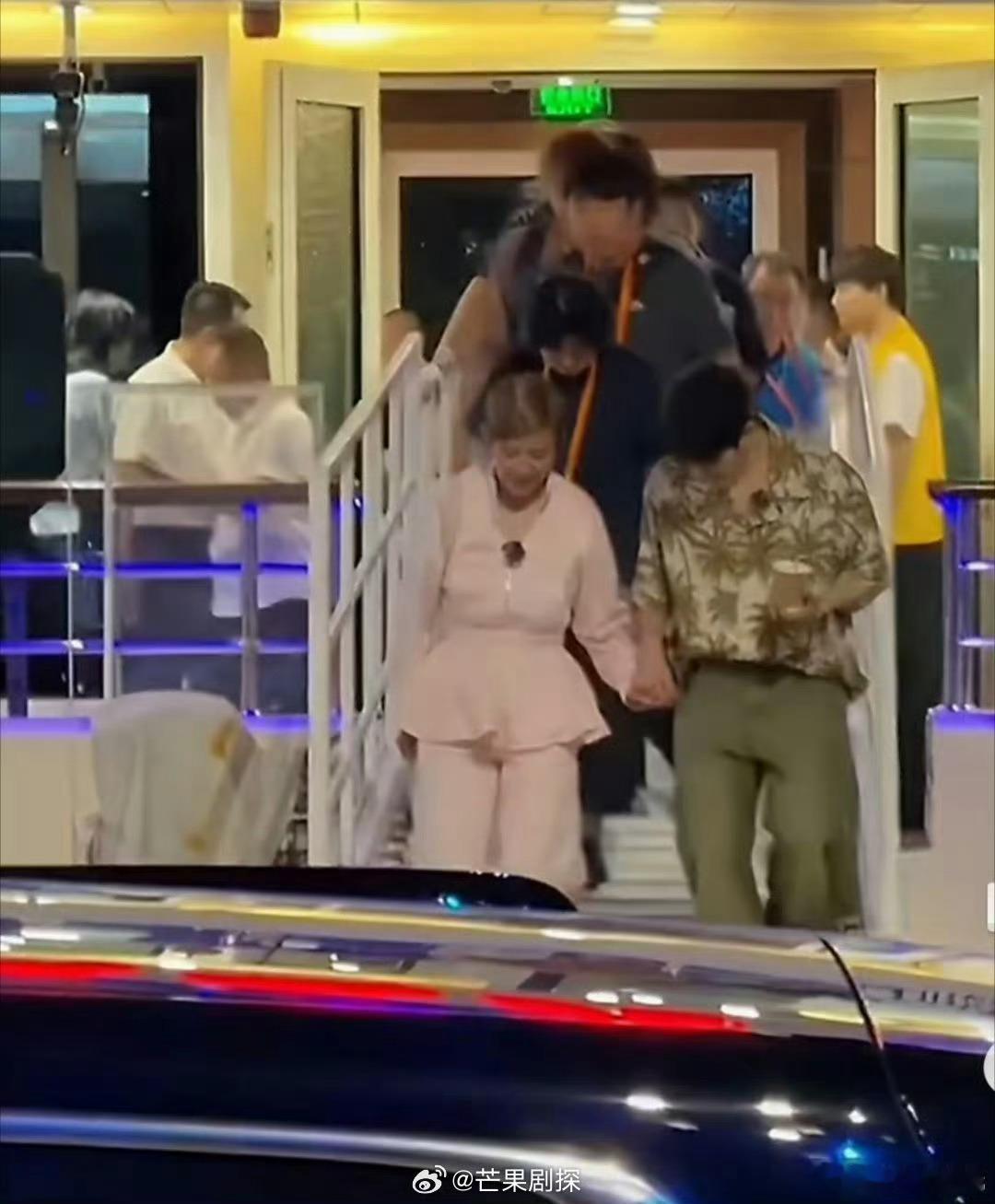 邓为吴君如牵手一起过安检邓为牵吴君如过安检 邓为吴君如两人牵手过安检，好有爱 