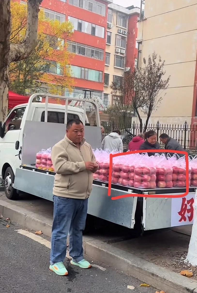 我问我山东淄博的大学同学
你去买苹果哥的苹果了吗？

听说摆放得很整齐，他兴奋地