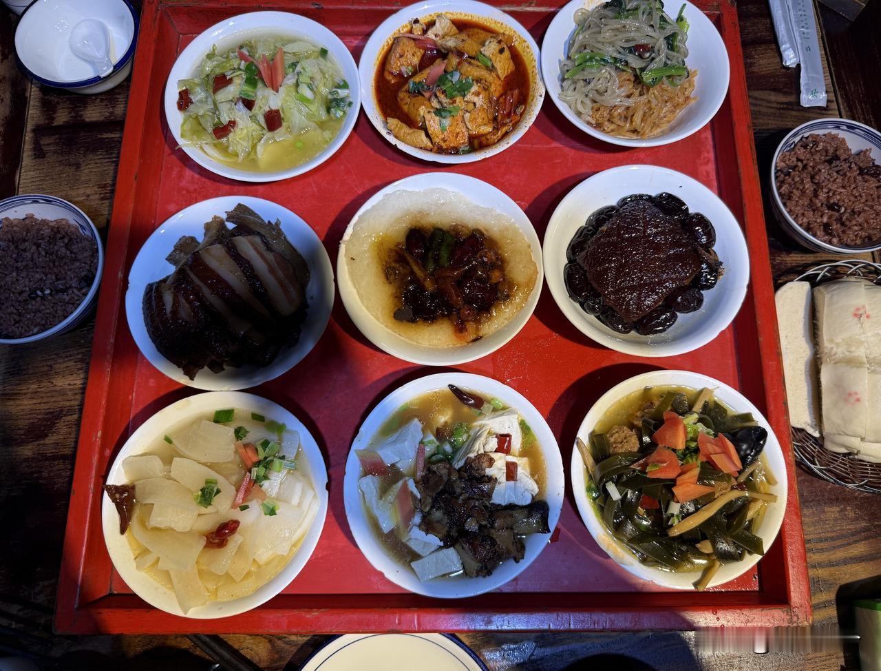 蓝田“九大碗”！

周末，闲来无事，我们一家三口穿上运动衣，换上旅游鞋，开车向城