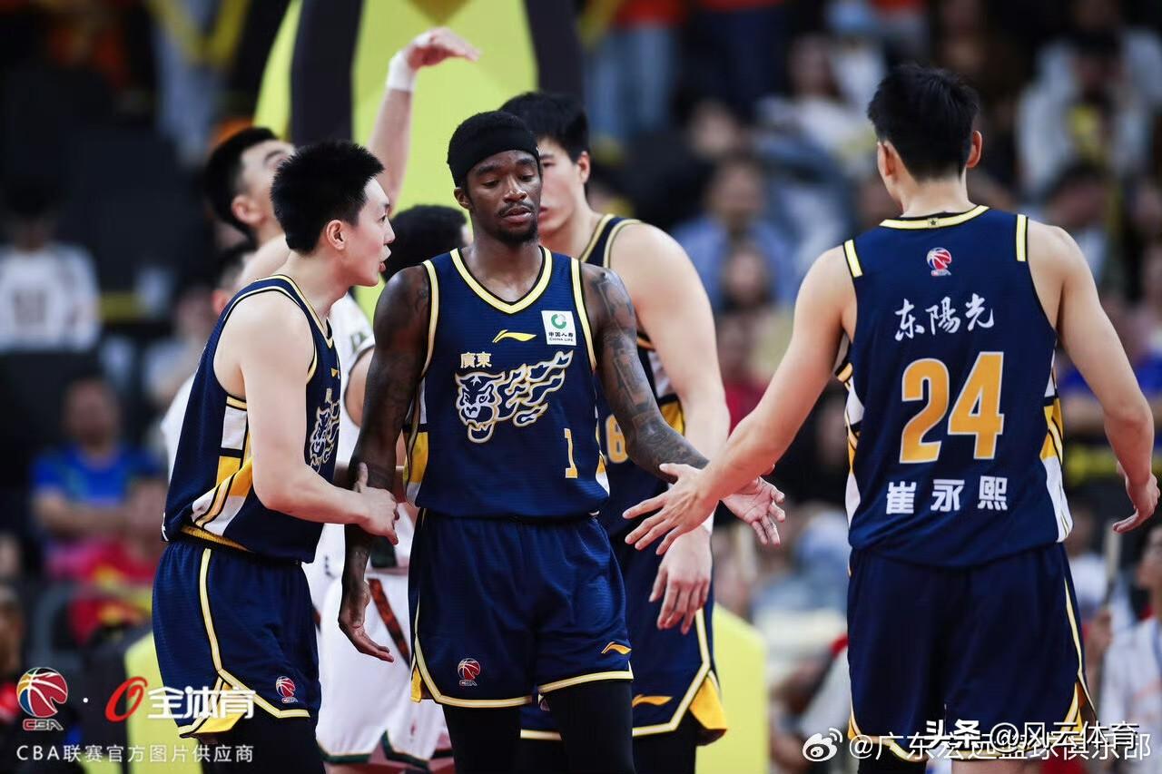 江苏男篮爆冷战胜广东宏远！

今晚，CBA常规赛第28轮持续进行，由当前排名倒数