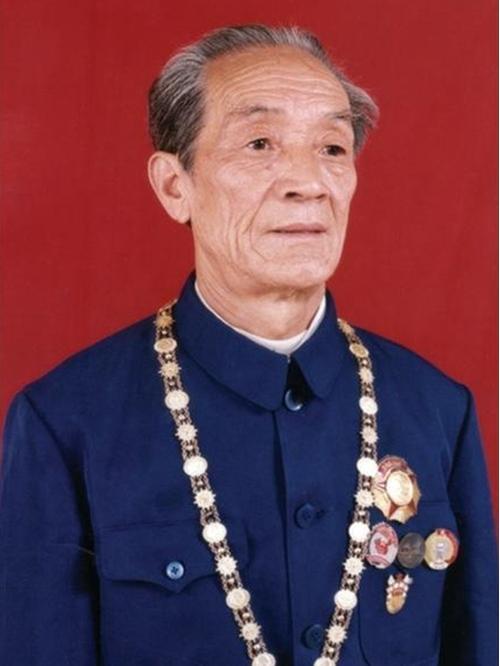 1984年，种地32年的老农柴云正看到一张报纸，才知两国领导人都在找他。
 
柴