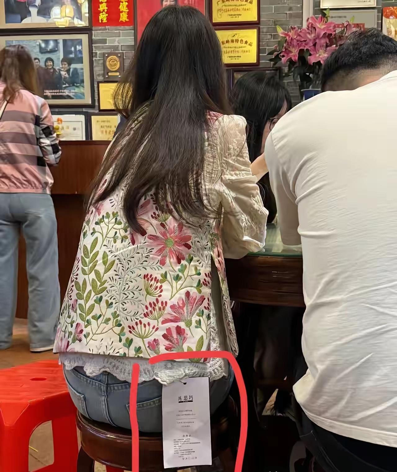 谁懂啊！
商家现在防“穿完就退”都卷成修罗场了！巴掌大的花里胡哨吊牌直接焊在衣服