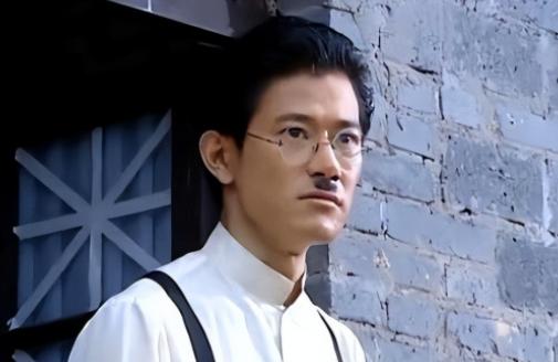 吃了23年中国饭，连老婆都娶了中国姑娘，他却亲手砸了中国碗。这个人就是日本演员矢