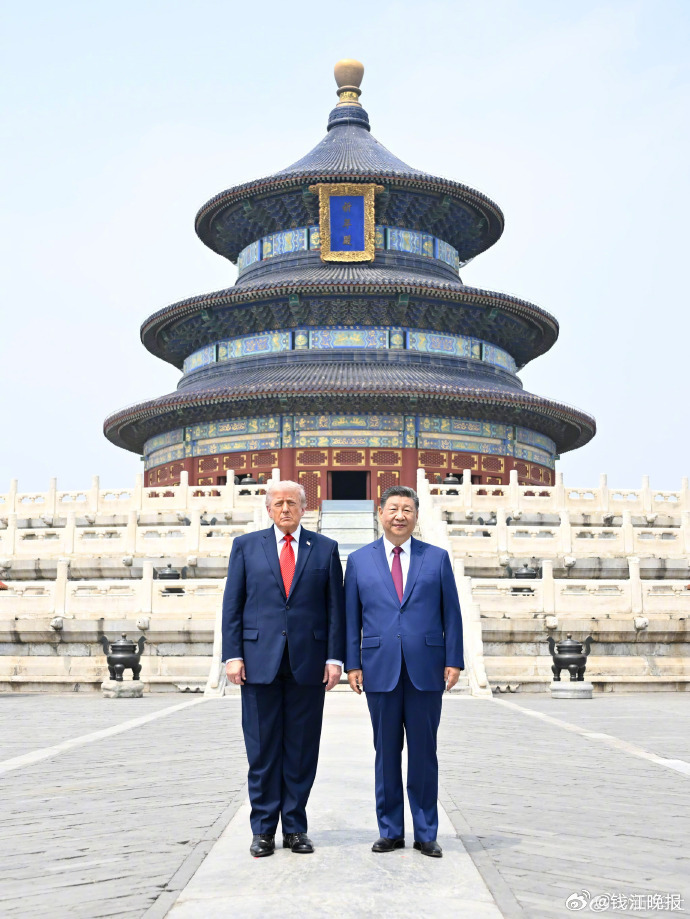 【习近平同美国总统特朗普参观天坛】#中美元首在祈年殿广场合影# 5月14日，国家