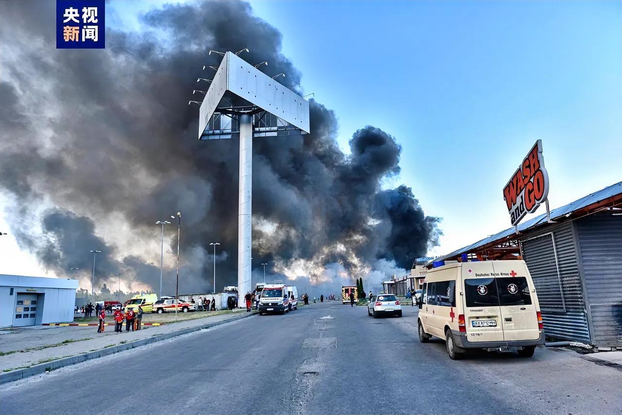 俄军导弹袭击哈尔科夫多处民用建筑，仅被袭的建材超市目前就已造成12人遇难，43人