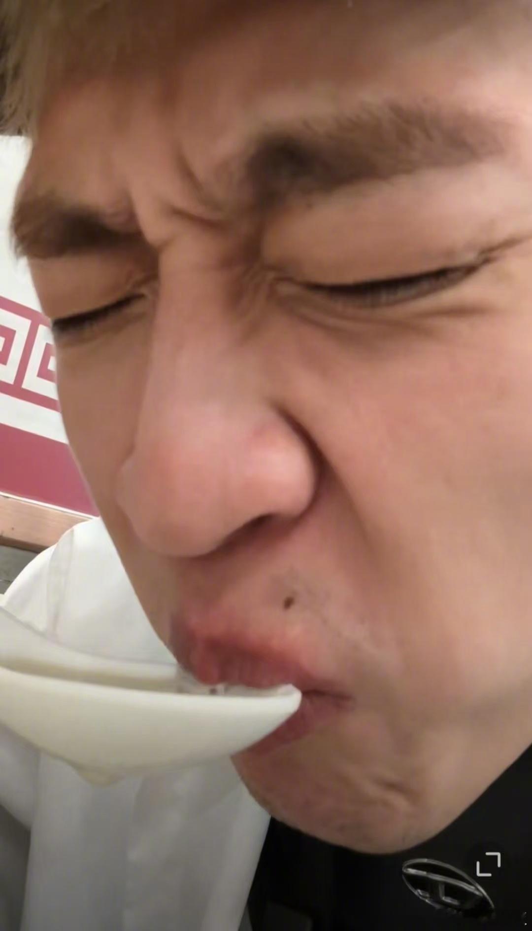 王天辰喝豆汁喝出表情包  晒早八喝豆汁儿vlog，原来北京人儿喝豆汁儿也喝的龇牙