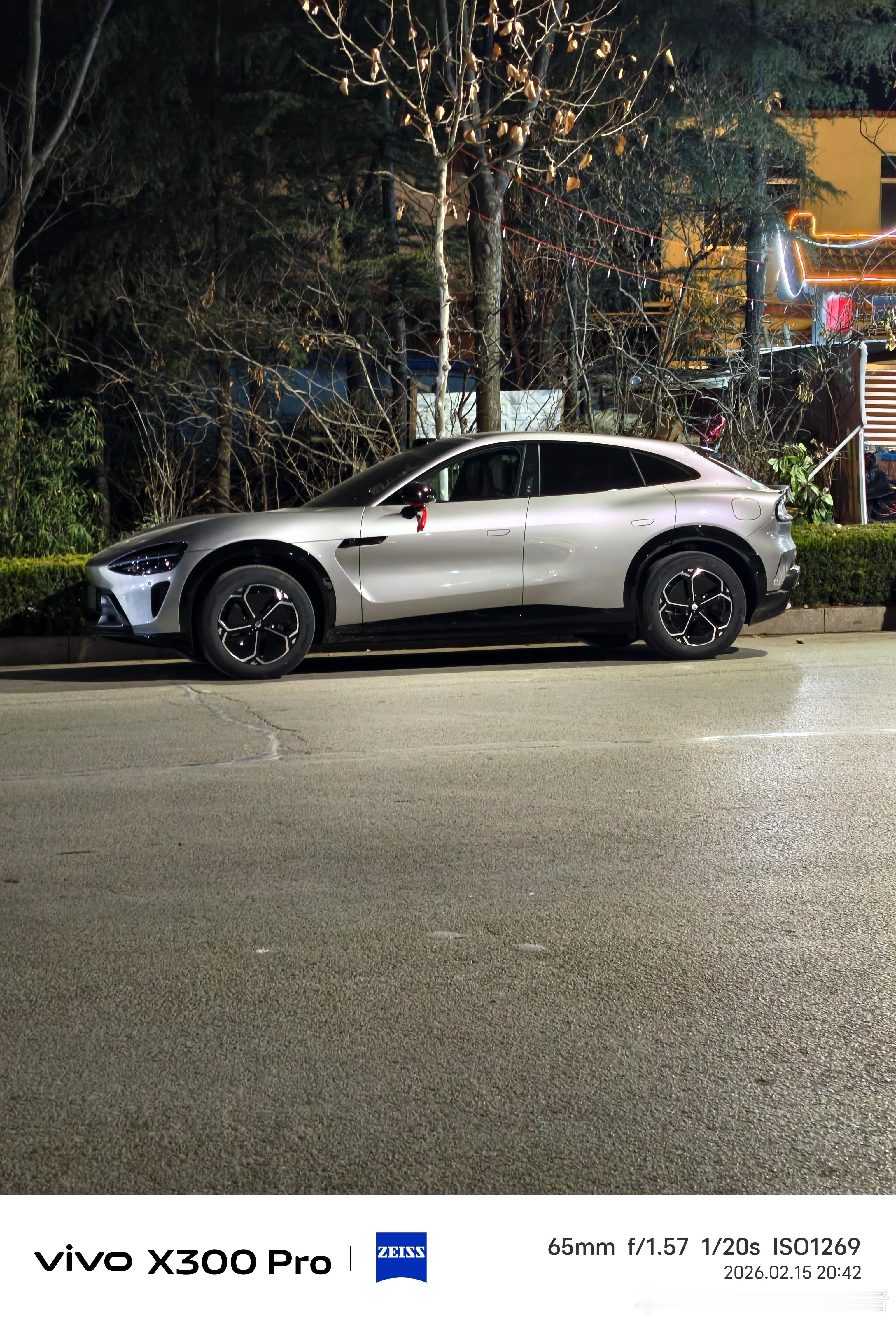 来广场给车充电，出门就碰到两个小米YU7，银色和绿色都挺好看的。这车姿态没问题，