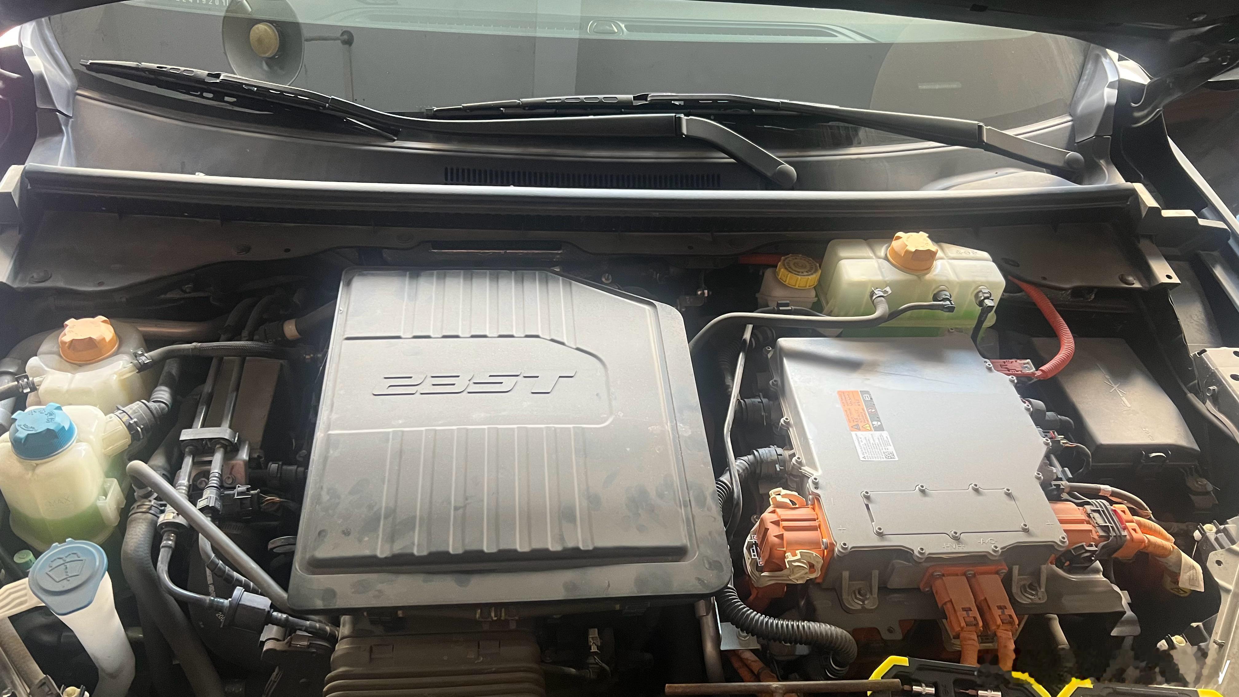 大家知道这车空气格怎么换吗？是什么工程师能想出这么复杂的空气格更换流程