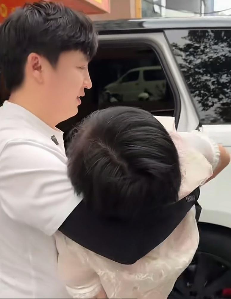 为爱情敢于献身的人——喜梅。
    一个高度残疾，据说还是脆骨症的喜梅，从街头