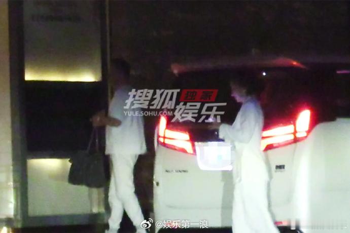 曝黄奕新恋情黄奕和男子同回公寓 18日，八卦媒体曝黄奕聚餐后和男子同回公寓，时隔