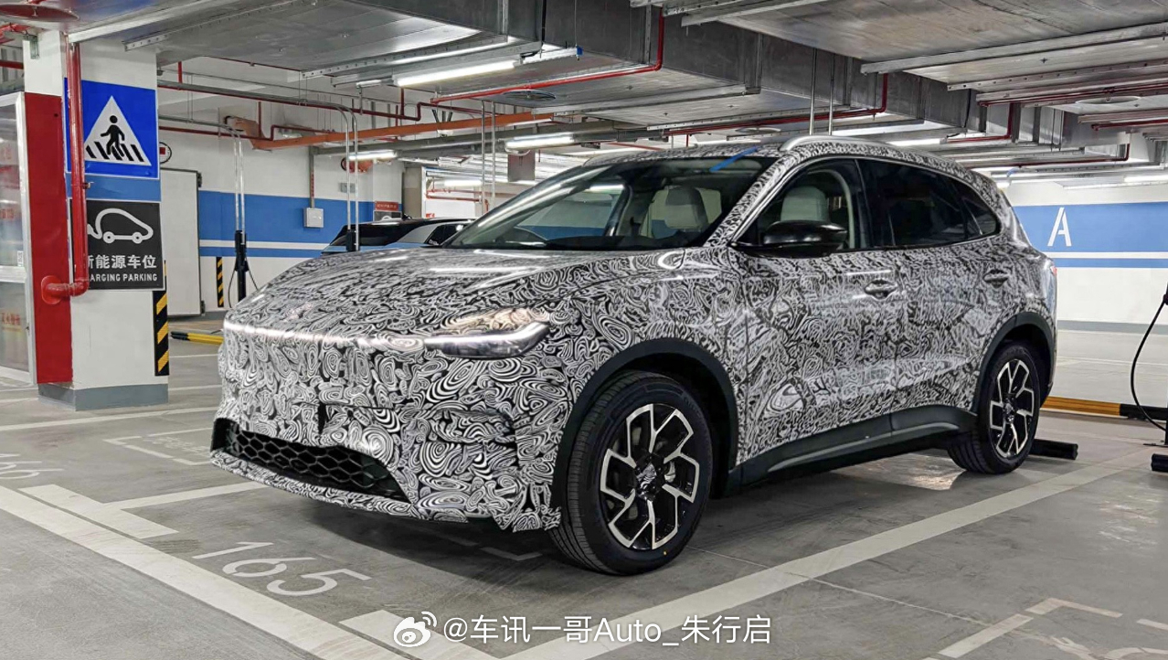 名爵全新SUV测试车曝光，新车采用了与名爵MG4相似的家族化设计语言，或定位为紧