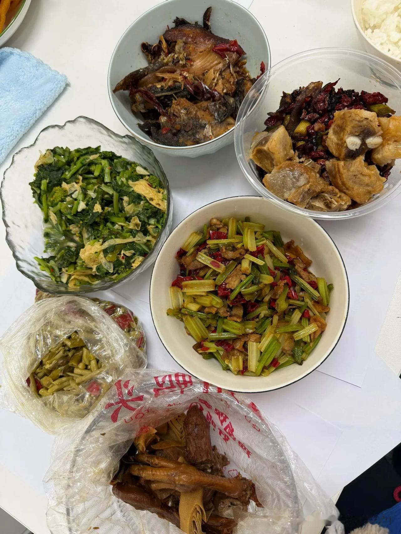 早上提前备好菜品，中午用小电饭煲现蒸，卖相朴实却用料实在，没有重油重盐，对比外卖