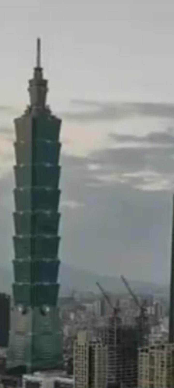 离开大陆一落千丈，台湾的高速发展完全是大陆的支撑。
去年岛内人均3.94万美元，