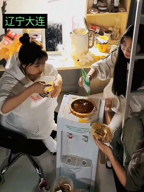 大学生过生日必须要有仪式感，得吃点好的，几名大学生决定在宿舍里煮火锅，但是宿舍里