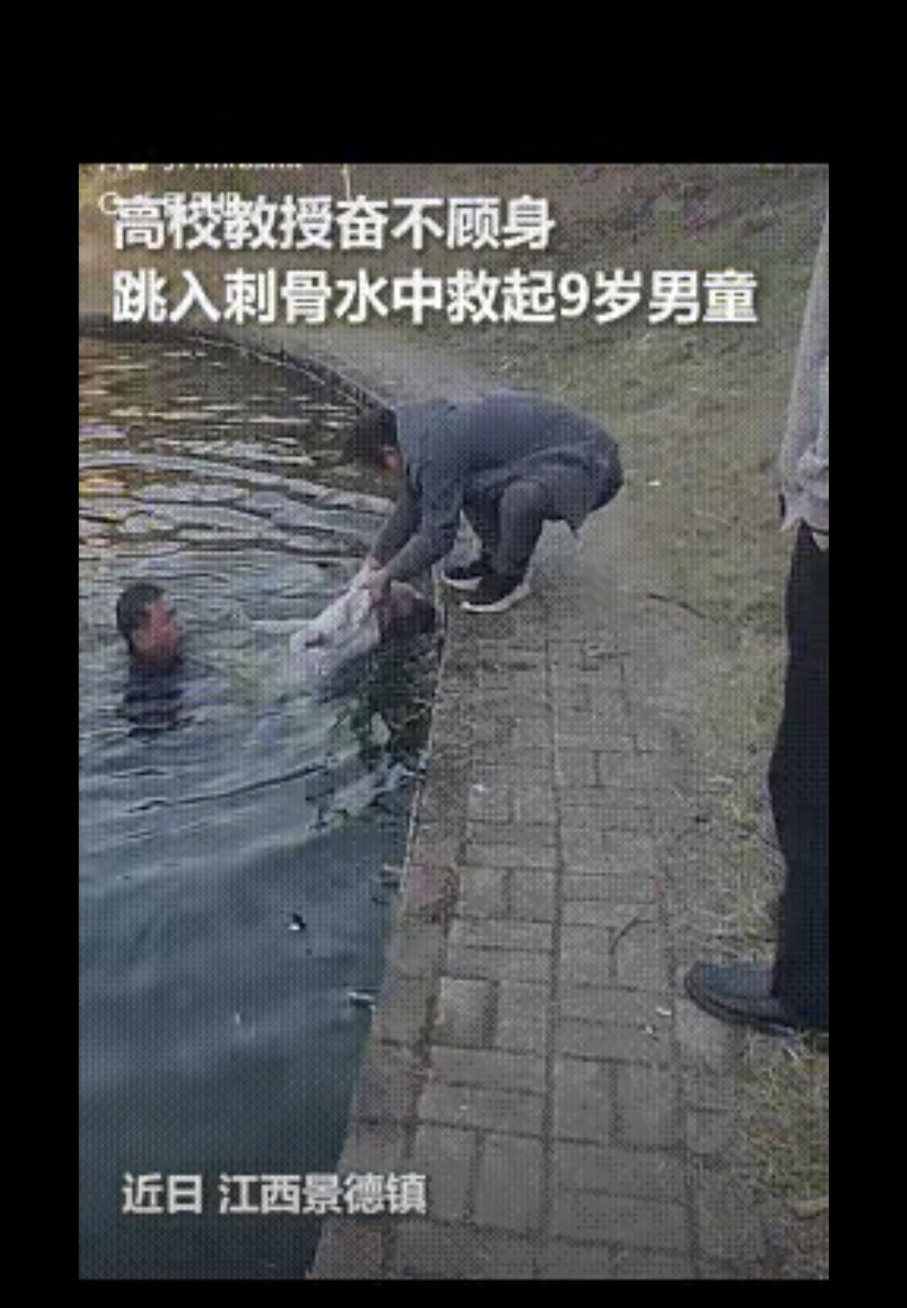 火到人民日报了！江西两黑衣男子在池塘边散步时，突然发现水里有浪花，怀疑是有人掉下