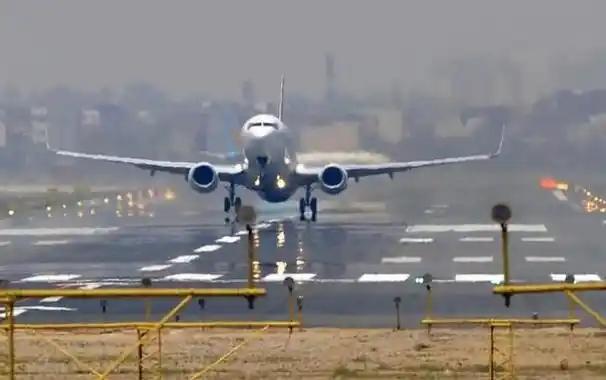 2025年12月初，印度各大机场彻底乱套了！

近百万旅客拖着行李箱堵在航站楼，