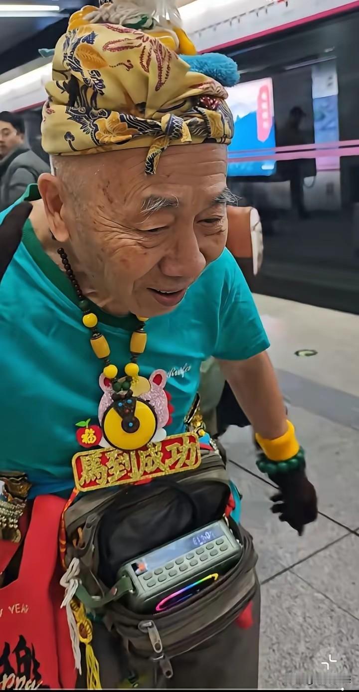 这老头在这个季节，穿着大背心，穿着短裤，虽然这里有些气温高一些，但是在北京来说，