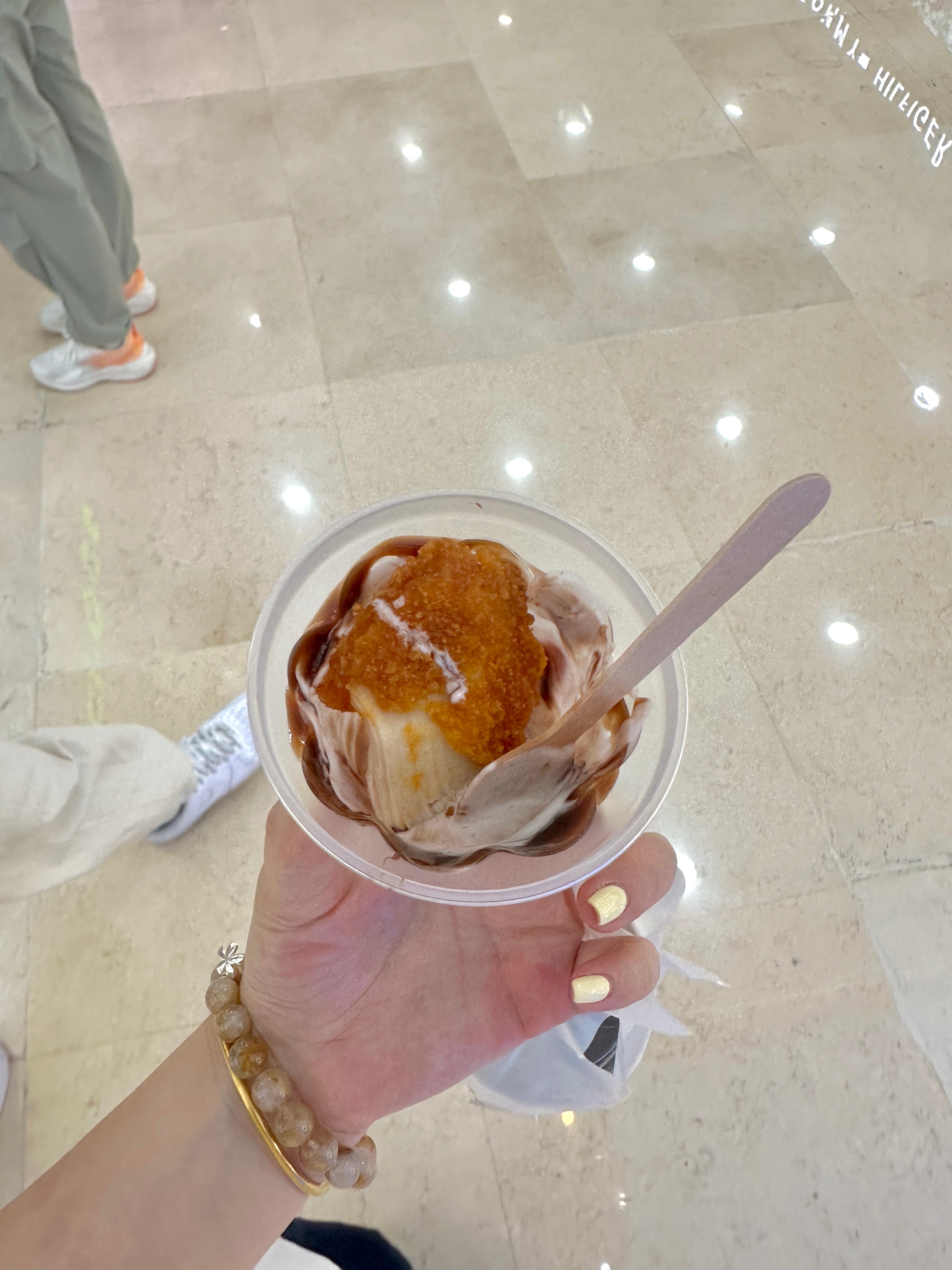 那么大鸡排配朱古力心地…穷鬼套餐新吃法刚入口冰冰甜甜的 然后就变成香香辣辣的口感