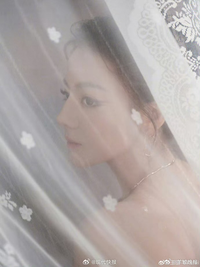 #王亚飞回应迪丽热巴活动妆容# 4月28日，亮相南京线下活动，蓝色眼影妆容引发热