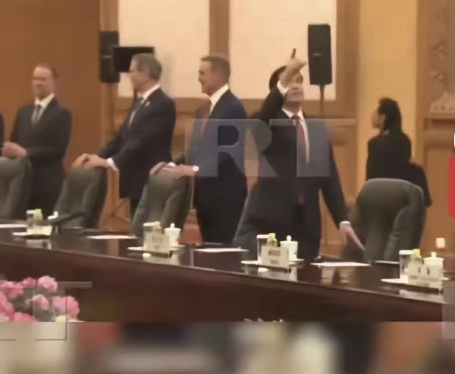 鲁比奥对着人民大会堂天花板竖起了大拇指！
上午会场内，鲁比奥不淡定了！所有人都在