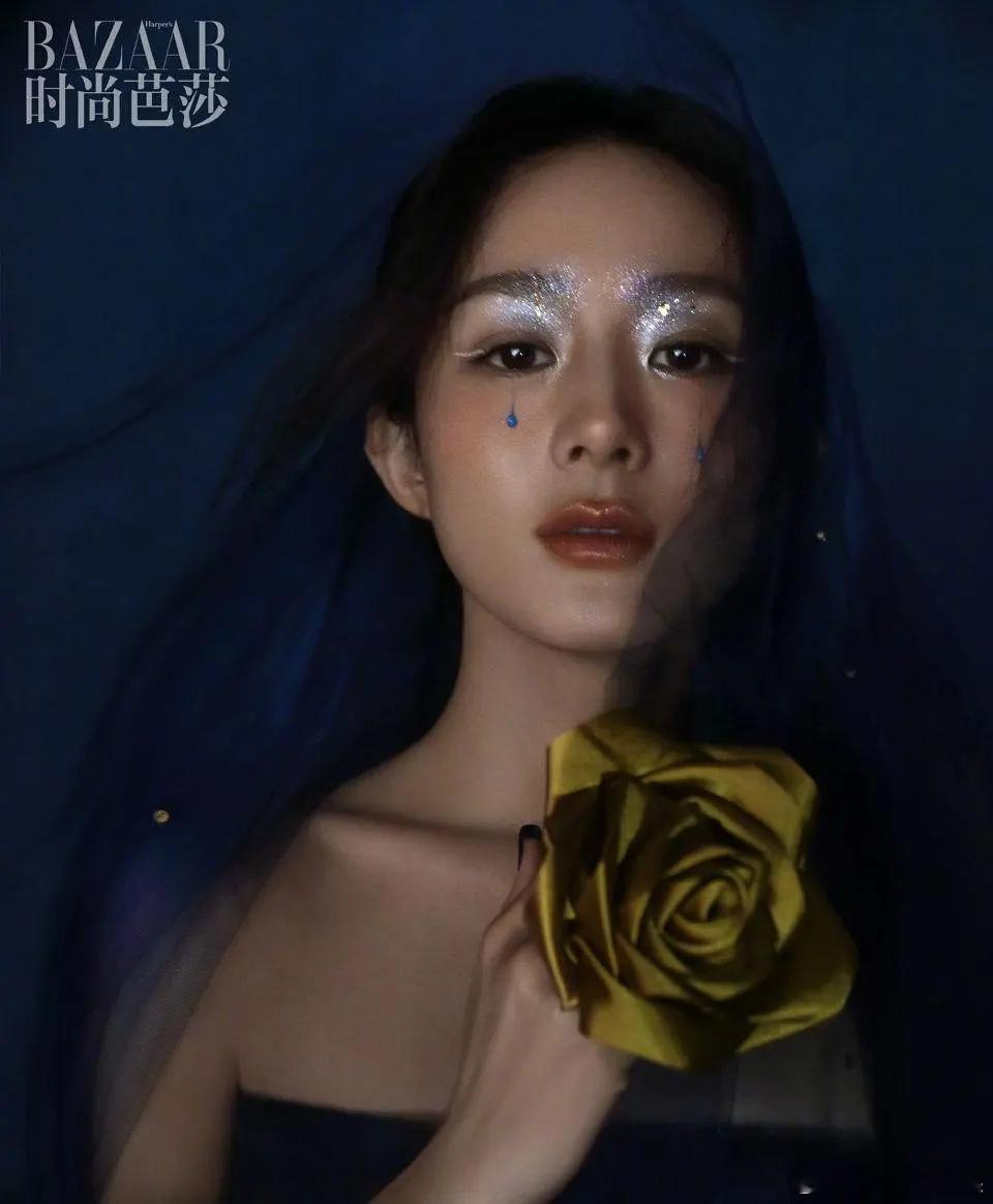 杨紫和赵丽颖这杂志真是一个比一个抽象 ​​​