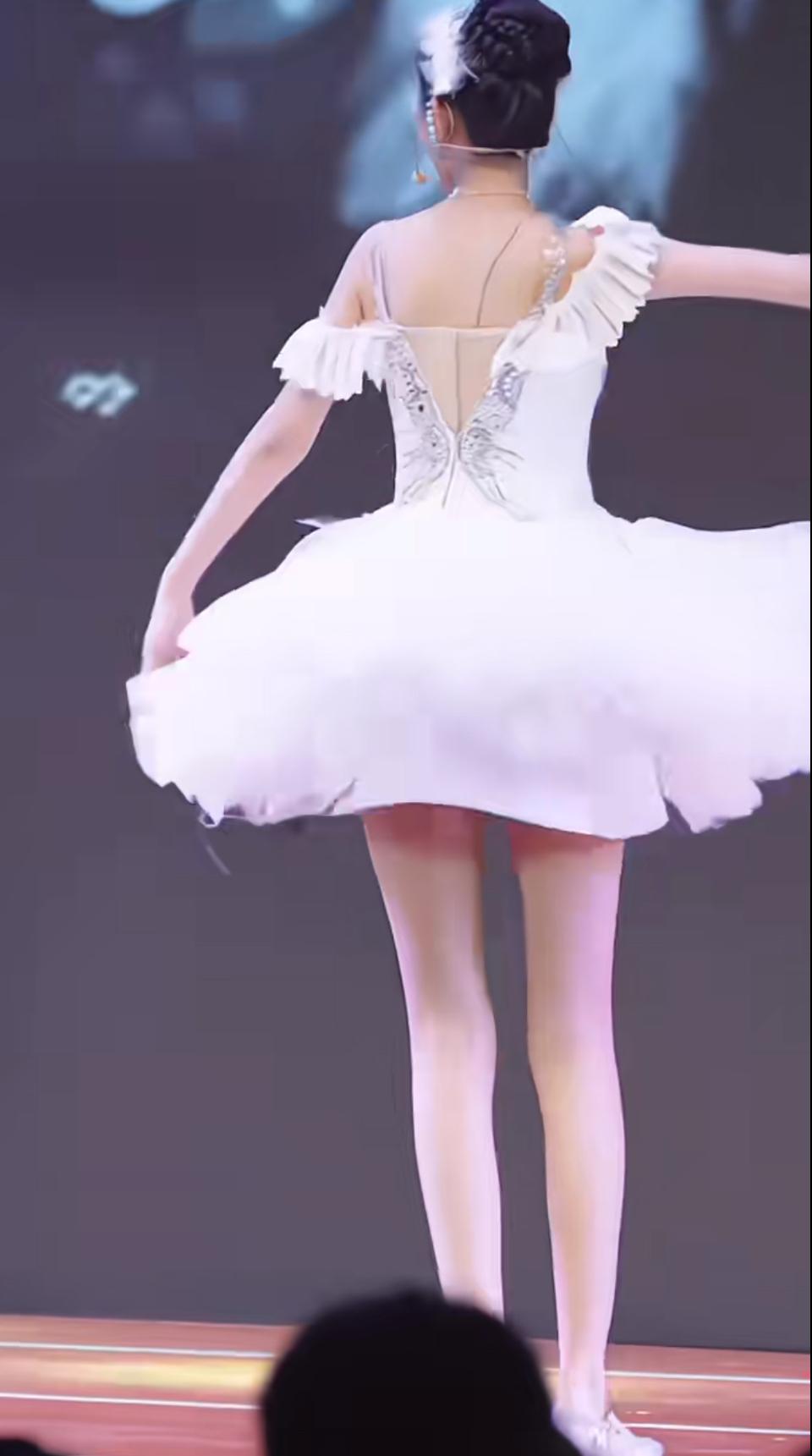1. 舞台上的芭蕾裙摆扬起，是独属于天鹅的优雅与浪漫✨

2. 转身的瞬间，白纱