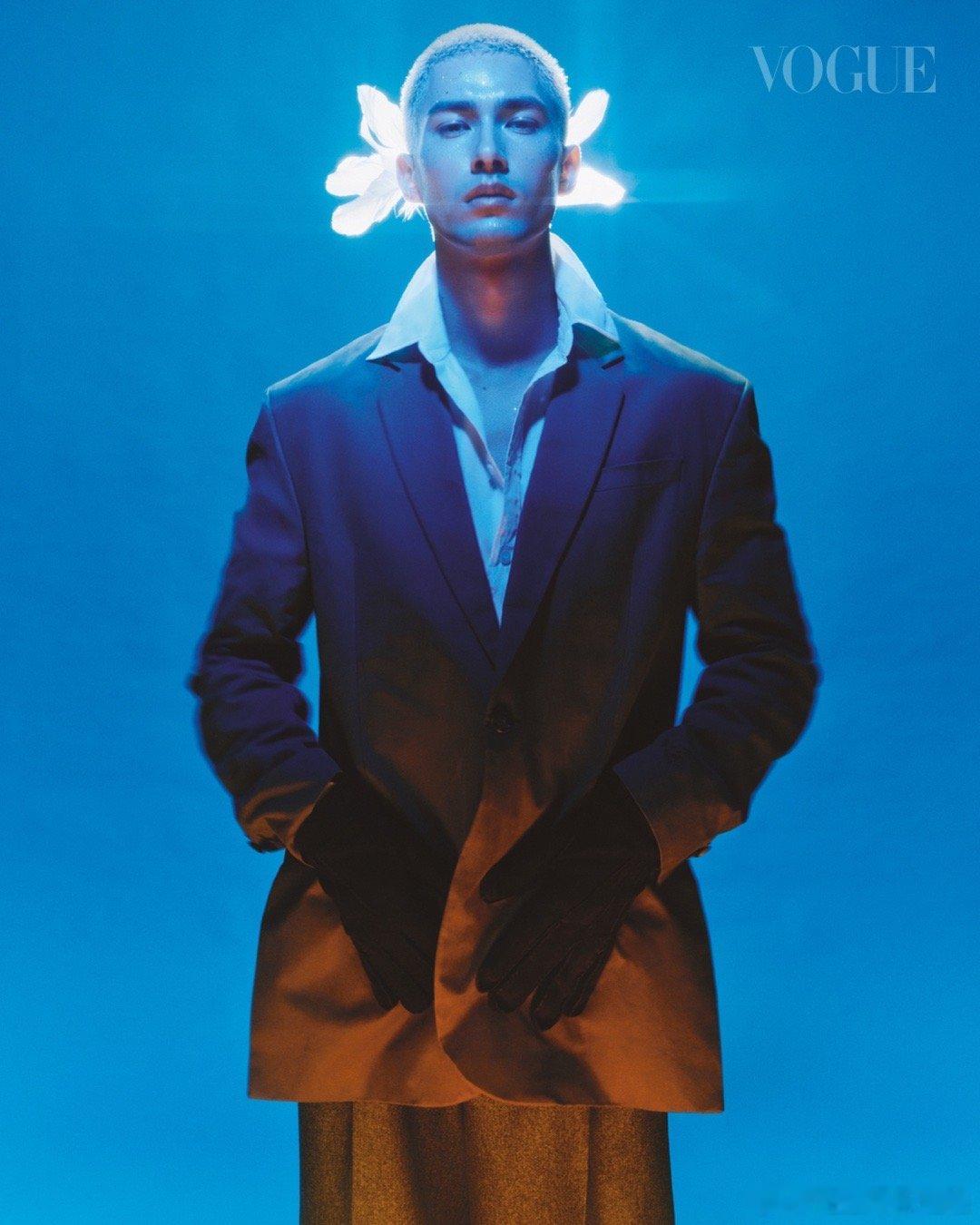 米卡×VOGUE闭年刊太绝了！首次登封就是新加坡版重磅资源，出道4年凭实力成为大