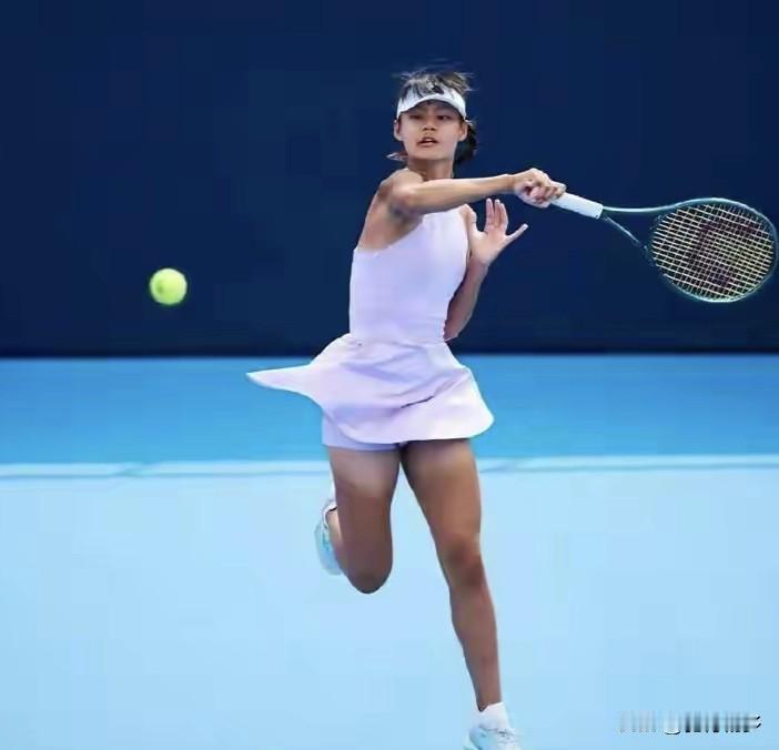 下一个郑钦文正在亮相！12月14日，中国金花15岁的孙心然夺得橘子碗U18大赛女