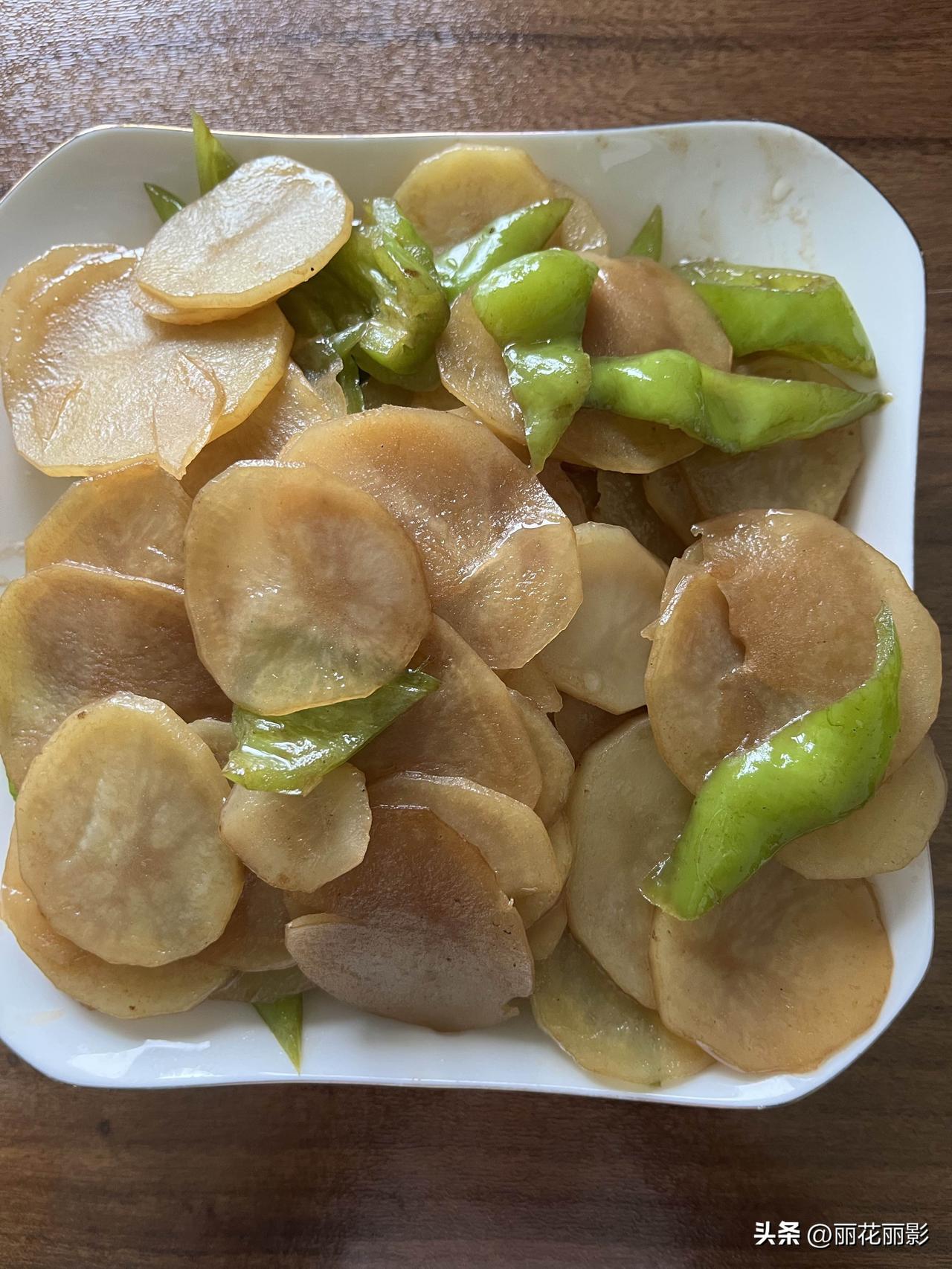 好友们晚上好！周末愉快，晚餐香香！今天的晚餐：
素炒土豆辣椒
红薯玉米
拆骨肉