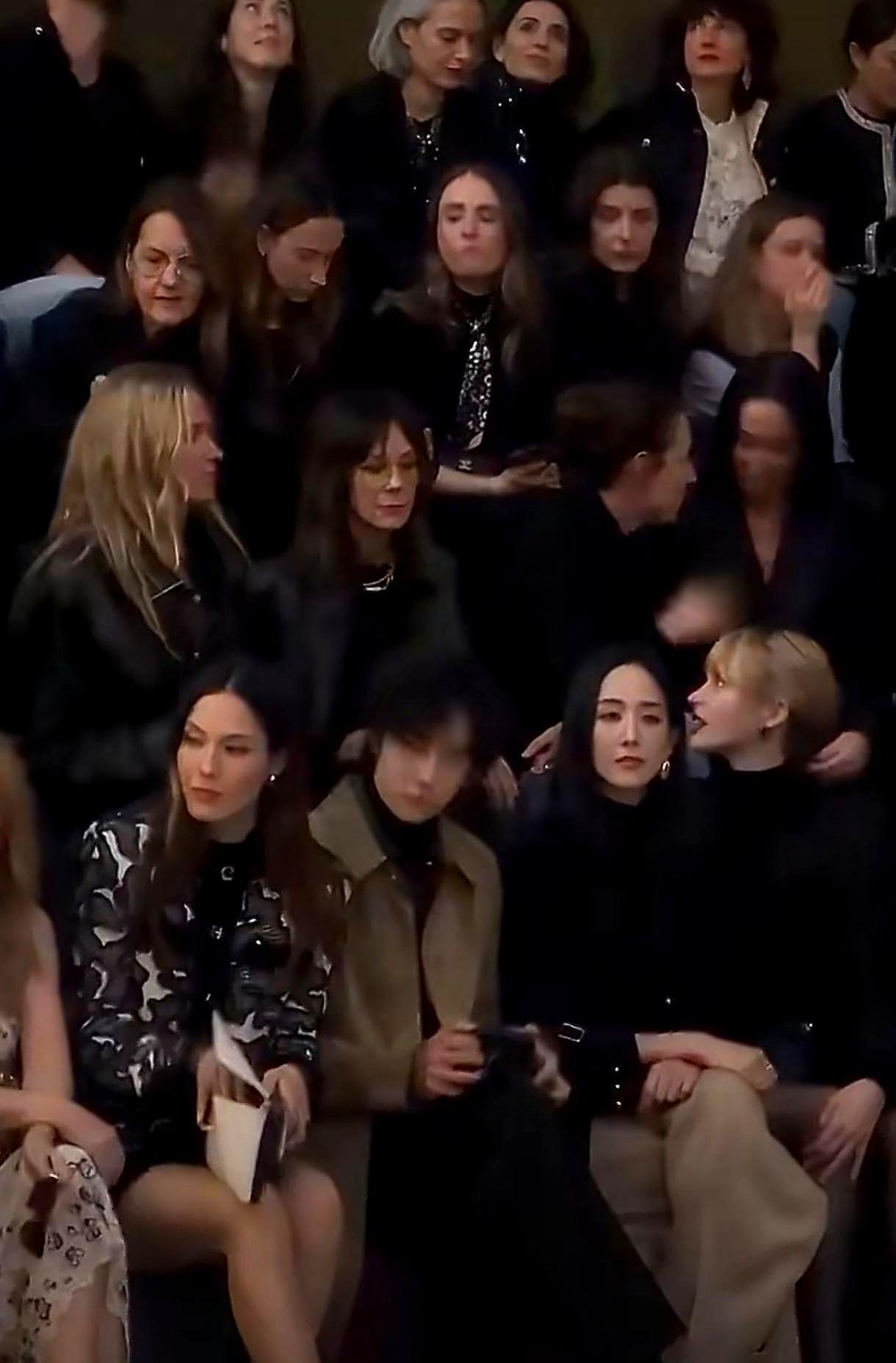 巴黎时装周刚爆的同框照，王一博、谷爱凌、张钧甯仨人的体脂率，低到能反光。
 
这