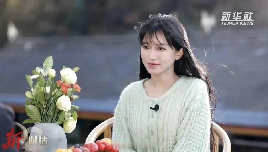 35岁李子柒20年前旧照流出，穿蕾丝黑丝街头打碟，身材婀娜容貌秀丽，真的很励志近