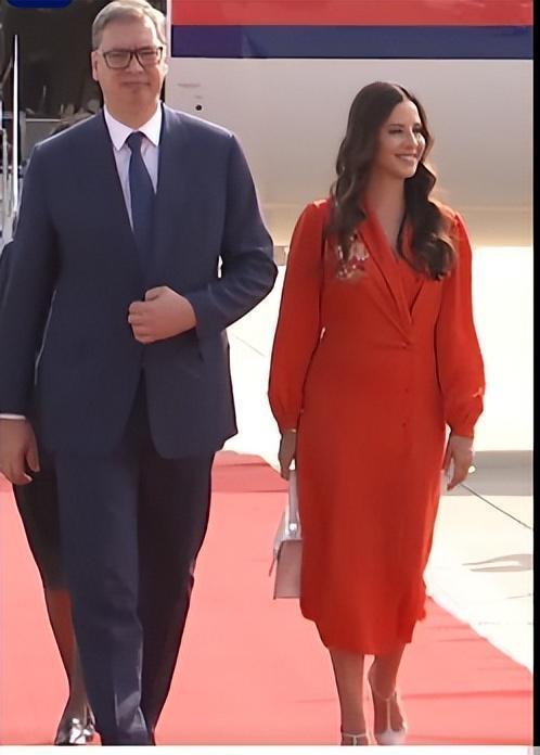 漂亮的塞尔维亚第一夫人来中国。正在中国访问的塞尔维亚总统武契奇身高1.98米，一