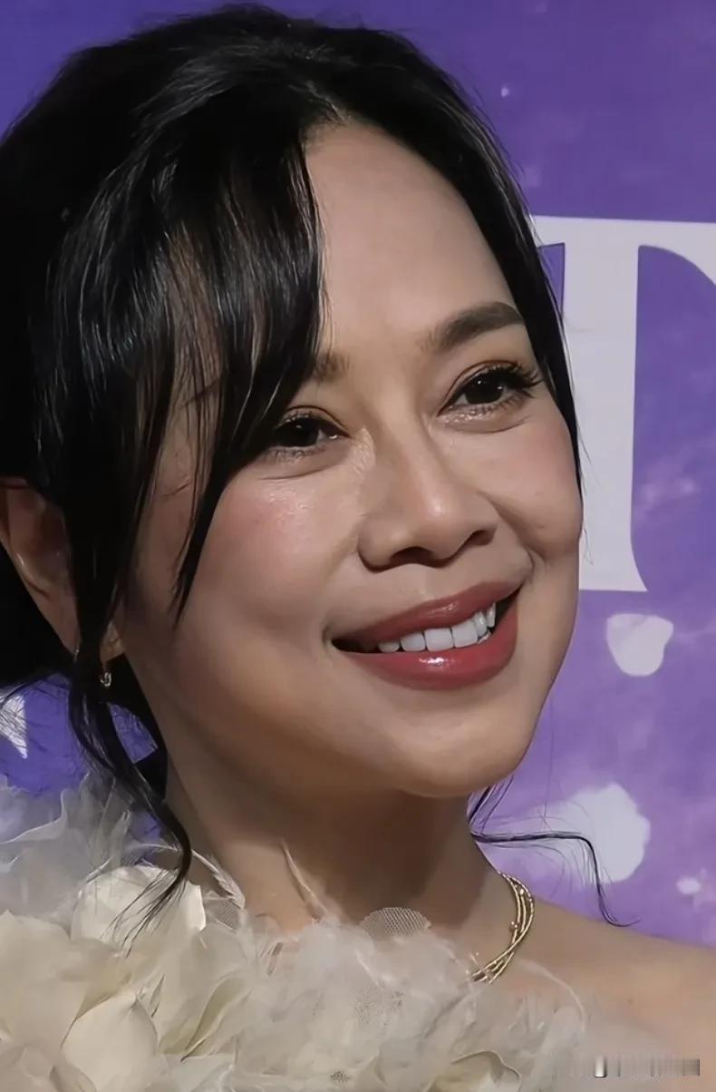 55岁的港星陈松龄出席某活动现场，状态还是很不错的，小時候很喜欢她是因为TVB的