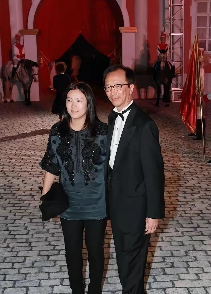 纯天然清丽美人，素颜宛若出水芙蓉，不靠浓妆加持，气质完全不输一线女星。嫁给梁锦松