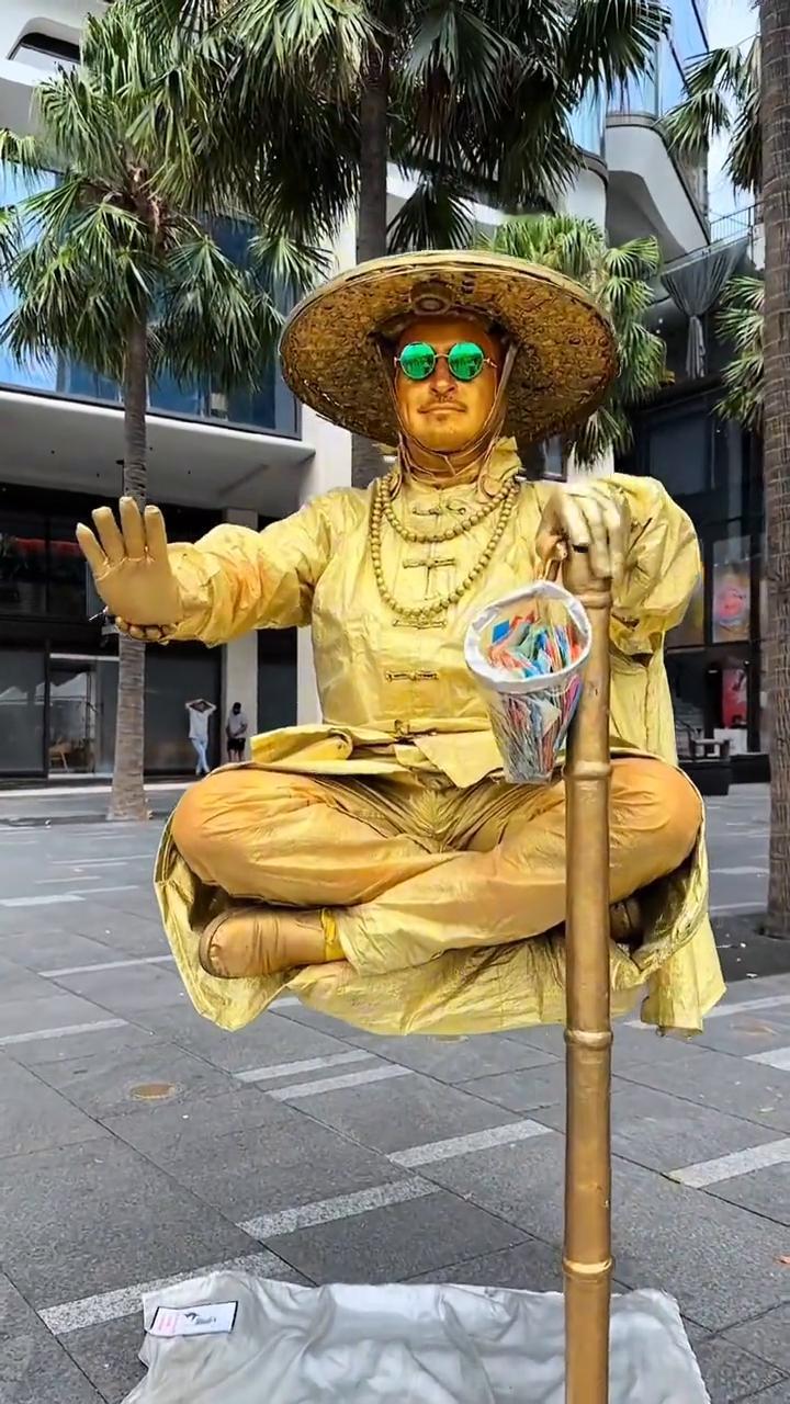 街头人体漂浮术，今天终于破解了。
很多网友说，这种人体悬浮表演，上宫前没10个人