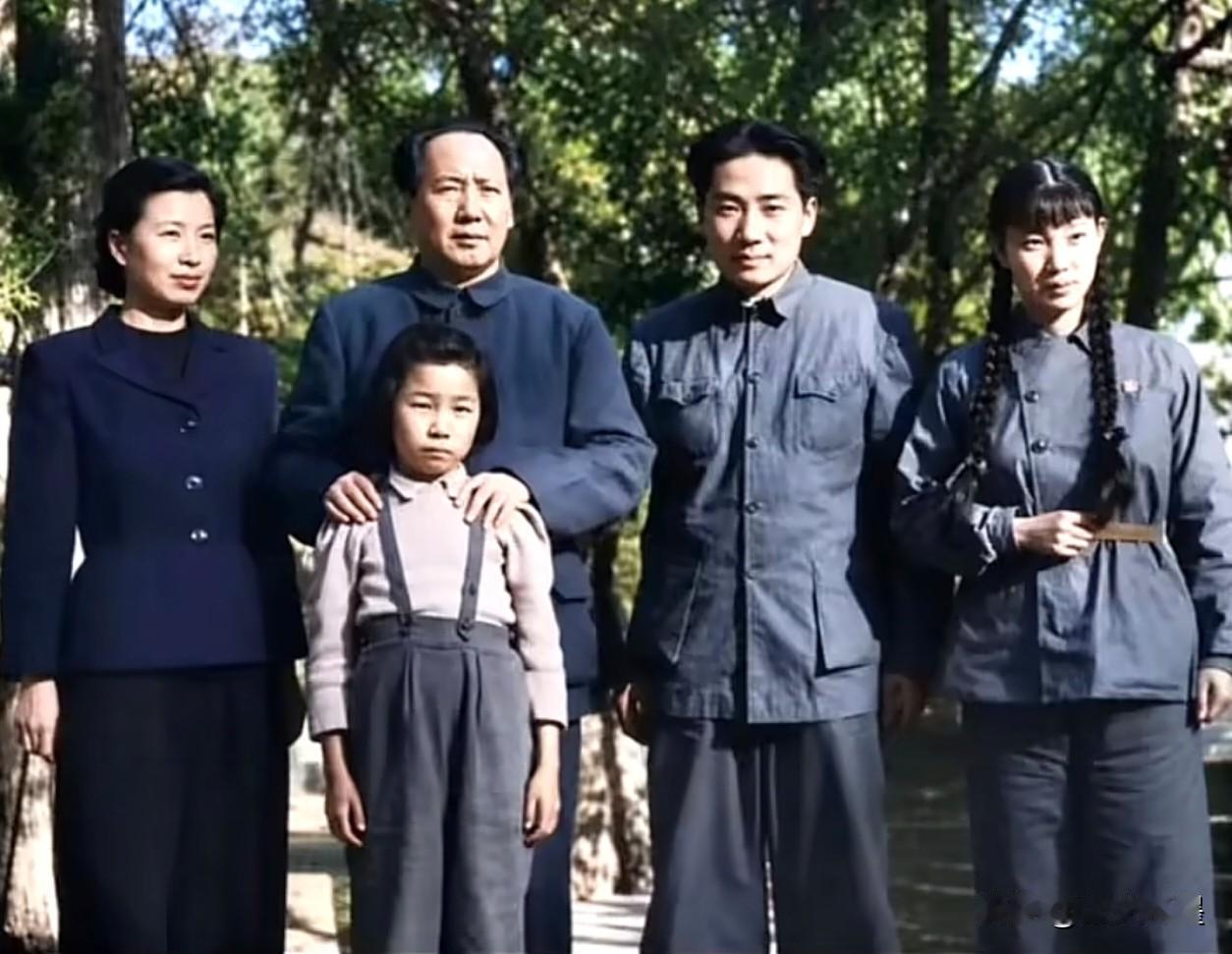 新中国成立前夕伟人的“全家福”：一年多后爱子毛岸英牺牲在朝鲜战场，永远留在了异国